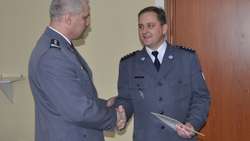 Mieczysław Wójcik (z prawej) odbiera akt powołania na komendanta policji w Nowym Mieście Lubawskim