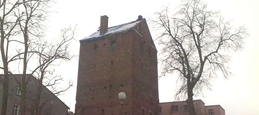 Przykryty plandeką dach czeka na remont