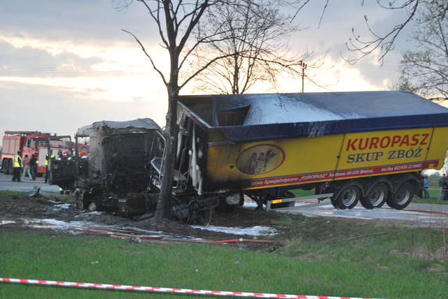 Zderzenie ciężarówek na skrzyżowaniu w okolicy Bieżunia - full image