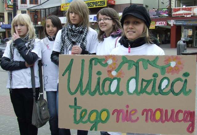 OSTROŁĘKA: Dzieci manifestowały przeciwko przemocy - full image