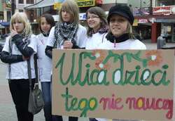 OSTROŁĘKA: Dzieci manifestowały przeciwko przemocy