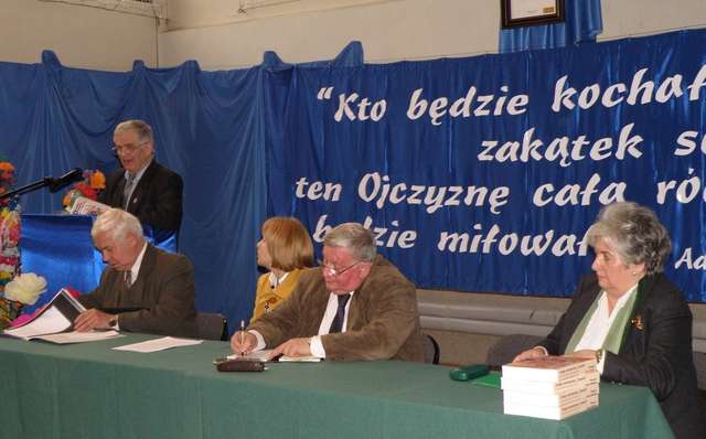 Uczniowie z ostrołęckiej czwórki uczcili urodziny patrona szkoły - full image