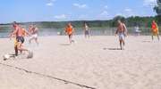 Na plaży też można grać w piłkę nożną
