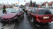 Fiat wjechał w sygnalizację, a potem w dwa auta