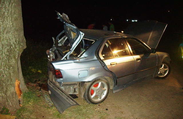 Trzy osoby podróżujące BMW trafiły do szpitala w Elblągu - full image