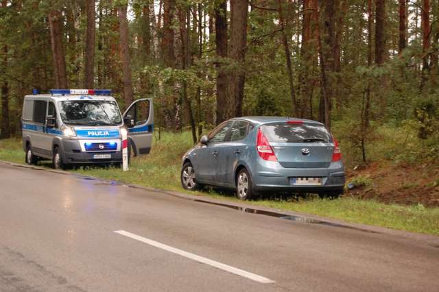 Kadzidło: Osobówka dachowała, na szczęście nikomu nic się nie stało - full image
