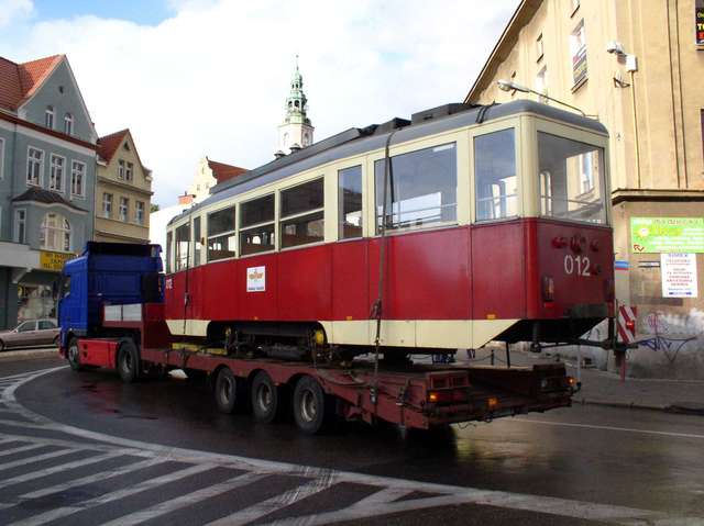 Już niedługo na olsztyńskie drogi powrócą tramwaje. Będą o wiele nowocześniejsze niż ten zabytkowy ze zdjęcia, który stał niegdyś pod Wysoką Bramą. - full image