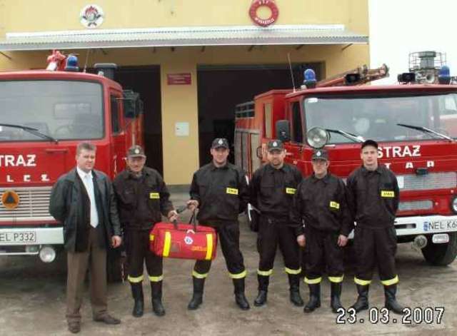 Chory leżał na środku drogi, uratowali go strażacy - full image