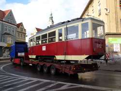 Już niedługo na olsztyńskie drogi powrócą tramwaje. Będą o wiele nowocześniejsze niż ten zabytkowy ze zdjęcia, który stał niegdyś pod Wysoką Bramą.