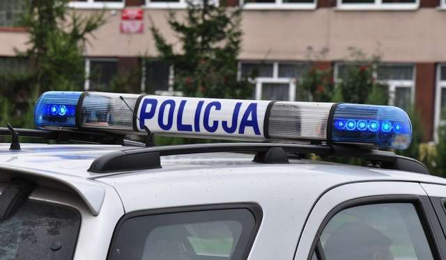 Ratunku, pomocy, ulatnia się gaz!, policjanci wyważyli drzwi - full image