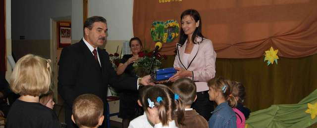 Monika Łępicka-Gij, wójt gminy Wydminy (z prawej) oraz wiceminister oświaty Zbigniew Włodkowski w trakcie akcji rozdawania piórników - full image