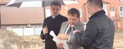  Od lewej: Krzysztof Paternoga, dyrektor SP ZOZ w Giżycku, Janusz Dobrzyński, dyrektor SP ZOZ ds. technicznych oraz przedsiębiorca Marek Minikowicz, wykonawca nowego SOR w trakcie odczytywania aktu erekcyjnego 