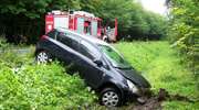 Opel corsa w rowie. Kobiecie nic się nie stało