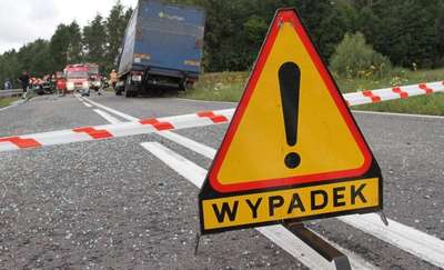 Najechał na tył ciężarówki. Trzy osoby trafiły do szpitala
