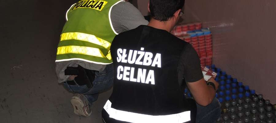 Znaleźli nielegalny alkohol i papierosy
