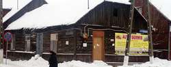 Goworowo: Stary budynek w centrum wsi szpeci i straszy