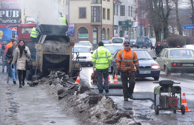 Drogowcy wzięli się za łatanie dziur — dzisiaj pracowali krócej, bo zepsuła im się maszyna - full image