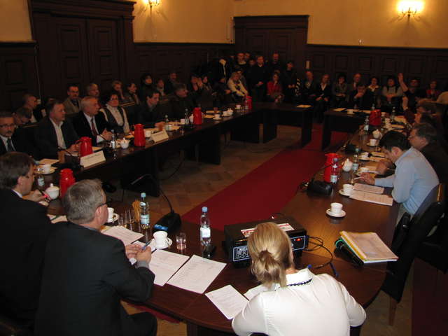 Decyzję o zamiarze likwidacji ZSZ w Rybnie podjęło w środę 12-tu radnych - full image