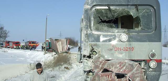 Pasieki: Tir wjechał pod pociąg, na szczęście nie ma rannych - full image