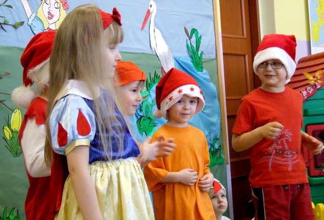 Ostrołęka: Motylki z Przedszkola Miejskiego nr 8 powitały wiosnę - full image