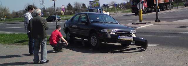 Ostrołęka: Kolizja na ul. Traugutta - kierowca forda skosił sygnalizator (Zobacz zdjęcia) - full image