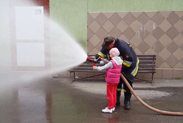 Nie tylko chłopcy chcą być strażakami... - full image