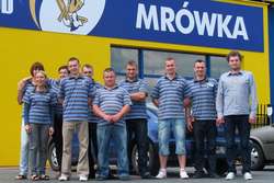 Na zabawę przy markecie "Mrówka" zapraszają: właściciel Karol Tański wraz z pracownikami