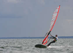 Windsurfingowe zmagania Adama Łożyńskiego na Helu