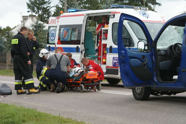 Ratownicy medyczni zabezpieczyli połamane nogi nastolatków - full image
