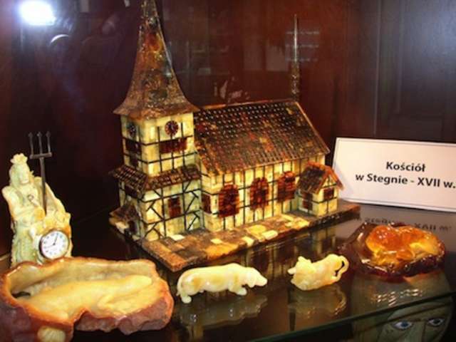 Miniaturę koscioła w Stegnie, i to z bursztynu, można oglądać w prywatnym muzeum - full image