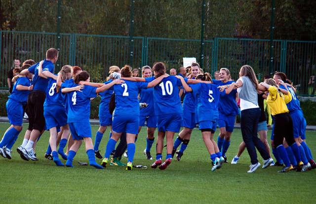 Radość piłkarek OKS Stomil I Olsztyn po zwycięstwie nad Atomówkami. - full image