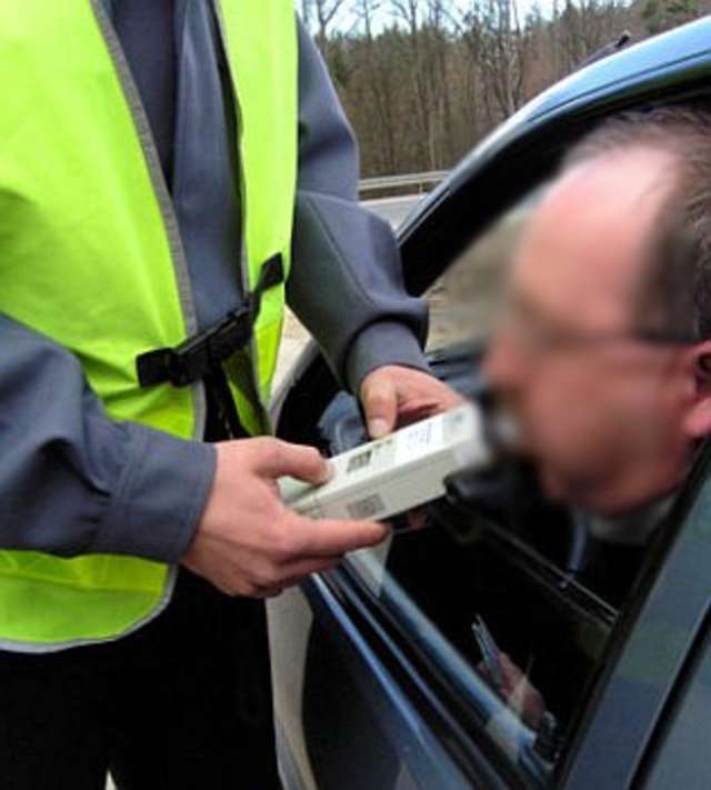 Policjanci skontrolowali tysiąc kierowców.3 straciło prawo jazdy - full image