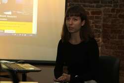 Marta Karaś z Galerii El podczas dzisiejszej konferencji w  prezentuje projekt ArtLine