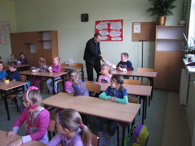 Pan Jacek Prokop pomagał w rozdawaniu śniadaniówek - full image