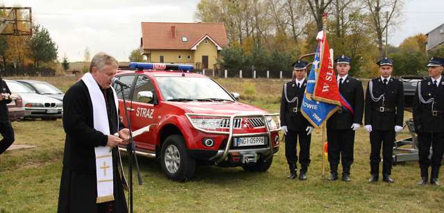 Nowy pojazd został poświęcony przez księdza Henryka Dąbrowskiego - full image