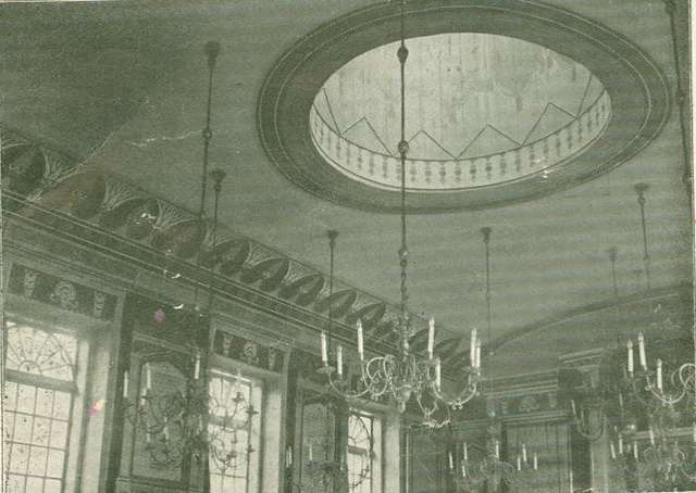Wnętrze elbląskiej synagogi widziane z empory dla kobiet - full image