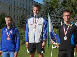 Oskar Jędraszek (z lewej) na podium