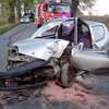 Fiat uderzył w drzewo. Kierowcę wycięto z wraku pojazdu