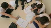 Bezrobocie czy emigracja? Co młodych czeka po studiach