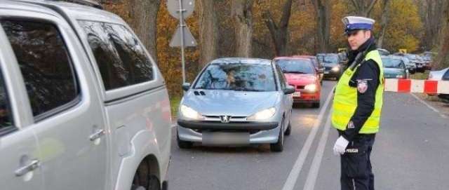 Spokojnie na drogach powiatu ostrołęckiego- podsumowanie policyjnej akcji Znicz - full image