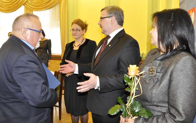 Jarosław Keller (z lewej) odbiera list gratulacyjny od Mariana Podziewskiego, wojewody warmińsko-mazurskiego - full image