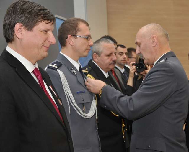 Medal za zasługi otrzymał także podinspektor Robert Muraszko, zastępca elbląskiego komendanta policji - full image