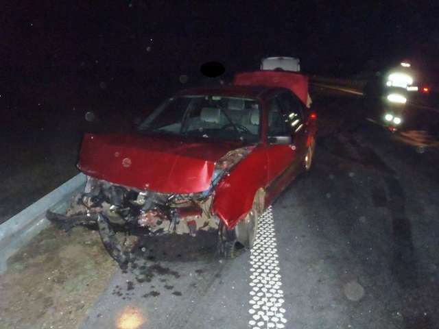 Uderzył w barierę, gdy pękła mu opona - full image