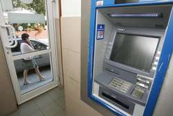 Przez awarię bankomatu ludzie tracili pieniądze