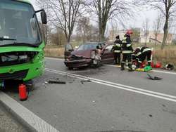 Zderzenie autobusu z samochodem w Garbnie