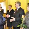 Jarosław Keller z listem gratulacyjnym wojewody