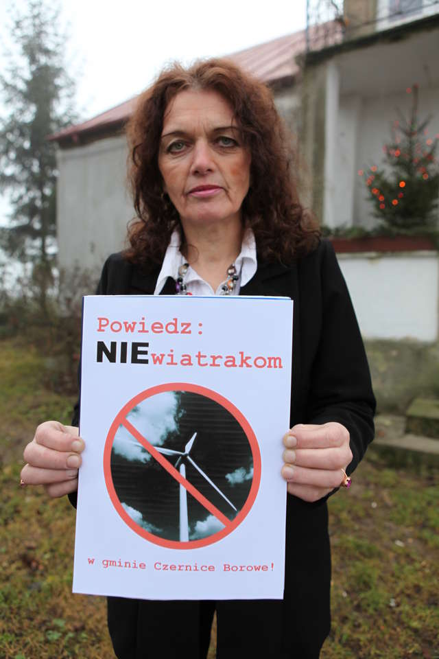 Halina Kakowska, mieszkanka Dzielina stoi na czele protestujących mieszkańców gminy Czernice Borowe - full image