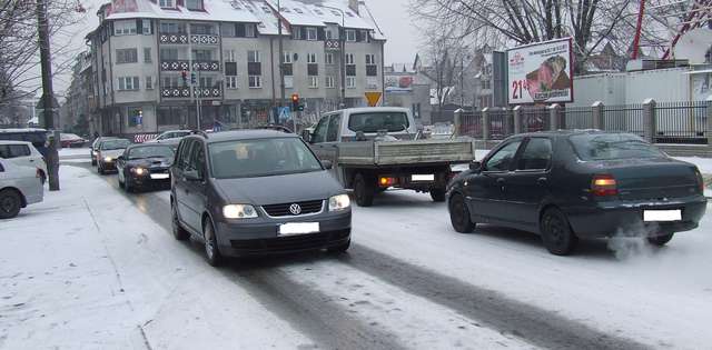 Ostrołęka: Zima jak zwykle zaskoczyła drogowców - full image
