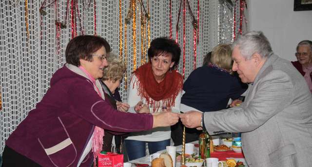 Uczestniczy spotkania złożyli sobie świąteczne życzenia - full image