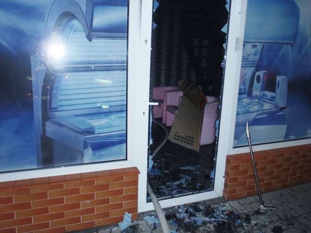 Prawdopodobnie celowe podpalenie było przyczyną pożaru, go którego doszło dziś w nocy w budynku solarium - full image